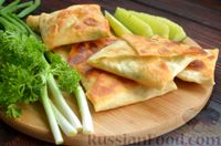 Фото приготовления рецепта: Конвертики из лаваша с плавленым сыром и зелёным луком - шаг №12