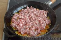 Фото приготовления рецепта: Гречка с грибами и мясным фаршем (на сковороде) - шаг №5
