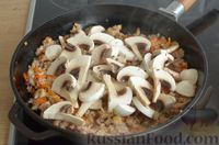 Фото приготовления рецепта: Гречка с грибами и мясным фаршем (на сковороде) - шаг №7