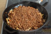 Фото приготовления рецепта: Гречка с грибами и мясным фаршем (на сковороде) - шаг №9