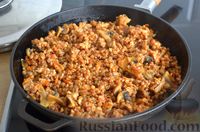 Фото приготовления рецепта: Гречка с грибами и мясным фаршем (на сковороде) - шаг №12