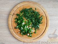 Фото приготовления рецепта: Салат с кукурузой, огурцами, редиской и сыром - шаг №5