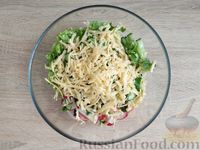 Фото приготовления рецепта: Салат с кукурузой, огурцами, редиской и сыром - шаг №8