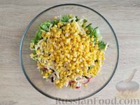 Фото приготовления рецепта: Салат с кукурузой, огурцами, редиской и сыром - шаг №9