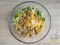 Фото приготовления рецепта: Салат с кукурузой, огурцами, редиской и сыром - шаг №10