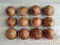 Фото приготовления рецепта: Кофейные кексы "Капучино" с орехами и шоколадом - шаг №17