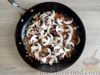 Фото приготовления рецепта: Гречка с грибами, овощами и томатной пастой, на сковороде - шаг №5