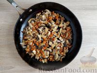 Фото приготовления рецепта: Гречка с грибами, овощами и томатной пастой, на сковороде - шаг №6