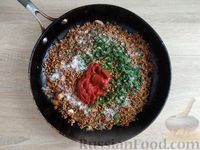 Фото приготовления рецепта: Гречка с грибами, овощами и томатной пастой, на сковороде - шаг №10