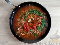 Фото приготовления рецепта: Гречка с грибами, овощами и томатной пастой, на сковороде - шаг №11
