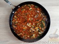 Фото приготовления рецепта: Гречка с грибами, овощами и томатной пастой, на сковороде - шаг №12