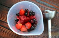 Фото приготовления рецепта: Смузи из замороженных ягод с овсяными хлопьями и бананом - шаг №2