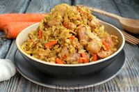 Фото к рецепту: Курица с гречкой и рисом (на сковороде)