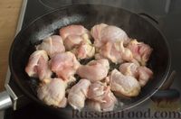 Фото приготовления рецепта: Курица с гречкой и рисом (на сковороде) - шаг №3