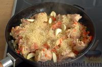 Фото приготовления рецепта: Курица с гречкой и рисом (на сковороде) - шаг №6