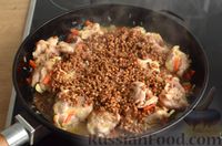 Фото приготовления рецепта: Курица с гречкой и рисом (на сковороде) - шаг №7