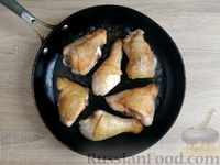 Фото приготовления рецепта: Куриные окорочка, тушенные с картофелем и замороженными овощами - шаг №3
