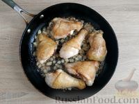 Фото приготовления рецепта: Куриные окорочка, тушенные с картофелем и замороженными овощами - шаг №5