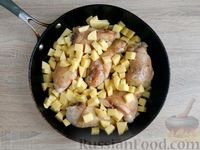 Фото приготовления рецепта: Куриные окорочка, тушенные с картофелем и замороженными овощами - шаг №7