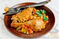 Фото приготовления рецепта: Куриные окорочка, тушенные с картофелем и замороженными овощами - шаг №13