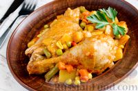Фото приготовления рецепта: Куриные окорочка, тушенные с картофелем и замороженными овощами - шаг №14