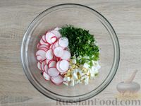 Фото приготовления рецепта: Салат из редиски и варёных яиц - шаг №6
