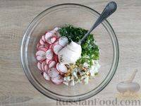 Фото приготовления рецепта: Салат из редиски и варёных яиц - шаг №7