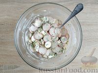 Фото приготовления рецепта: Салат из редиски и варёных яиц - шаг №8