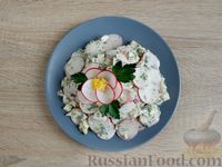 Фото приготовления рецепта: Салат из редиски и варёных яиц - шаг №9