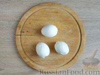 Фото приготовления рецепта: Салат из редиски и варёных яиц - шаг №2