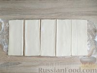 Фото приготовления рецепта: Слоёные пирожки с малиновым вареньем - шаг №2