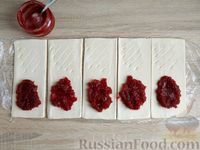 Фото приготовления рецепта: Слоёные пирожки с малиновым вареньем - шаг №4