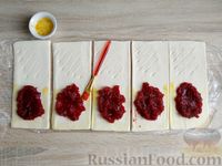 Фото приготовления рецепта: Слоёные пирожки с малиновым вареньем - шаг №5