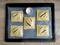 Фото приготовления рецепта: Слоёные пирожки с малиновым вареньем - шаг №9