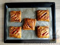 Фото приготовления рецепта: Слоёные пирожки с малиновым вареньем - шаг №10