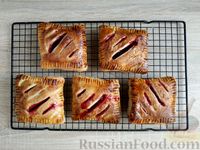 Фото приготовления рецепта: Слоёные пирожки с малиновым вареньем - шаг №11