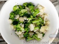 Фото приготовления рецепта: Запеканка с брокколи и цветной капустой в яично-молочной заливке - шаг №2