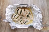 Фото приготовления рецепта: Куриное филе, запечённое со шпинатом и грибами в сметанно-майонезном соусе - шаг №5