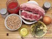 Фото приготовления рецепта: Свиные рёбрышки с нутом, тушенные в томатном соусе - шаг №1