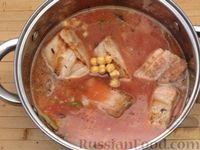 Фото приготовления рецепта: Свиные рёбрышки с нутом, тушенные в томатном соусе - шаг №11