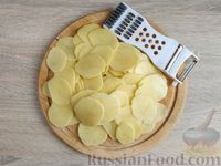 Фото приготовления рецепта: Картофельные чипсы в микроволновке - шаг №2