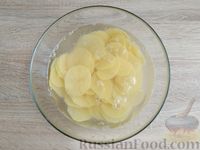 Фото приготовления рецепта: Картофельные чипсы в микроволновке - шаг №4