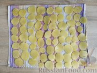 Фото приготовления рецепта: Картофельные чипсы в микроволновке - шаг №5