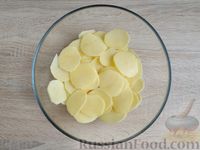 Фото приготовления рецепта: Картофельные чипсы в микроволновке - шаг №6