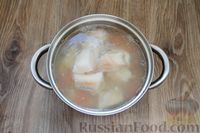 Фото приготовления рецепта: Рыбный суп со шпинатом и плавленым сыром - шаг №5