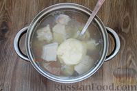 Фото приготовления рецепта: Рыбный суп со шпинатом и плавленым сыром - шаг №6