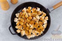 Фото приготовления рецепта: Рагу из курицы с фасолью, кукурузой, сладким перцем и томатной пастой - шаг №4