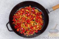 Фото приготовления рецепта: Рагу из курицы с фасолью, кукурузой, сладким перцем и томатной пастой - шаг №6
