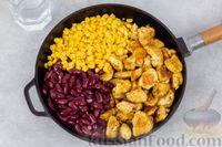 Фото приготовления рецепта: Рагу из курицы с фасолью, кукурузой, сладким перцем и томатной пастой - шаг №7