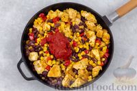 Фото приготовления рецепта: Рагу из курицы с фасолью, кукурузой, сладким перцем и томатной пастой - шаг №9